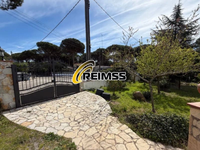 3 bedroom Villa for sale in Santa Cristina d'Aro with garage - € 350,000 (Ref: 9822436)