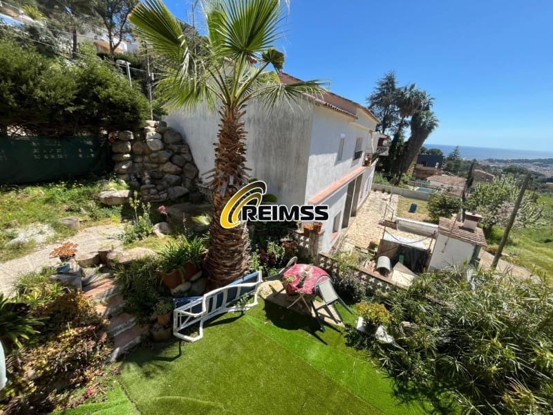 2 bedroom Villa for sale in Lloret de Mar with garage - € 373,000 (Ref: 9822438)