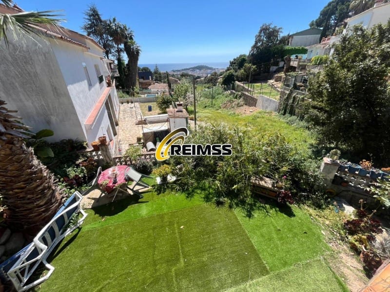 2 bedroom Villa for sale in Lloret de Mar with garage - € 373,000 (Ref: 9822438)