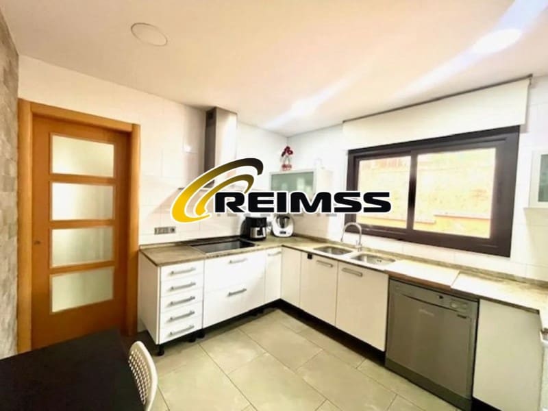 4 soveværelse Villa til salg i Lloret de Mar med swimmingpool garage - € 479.000 (Ref: 9822440)