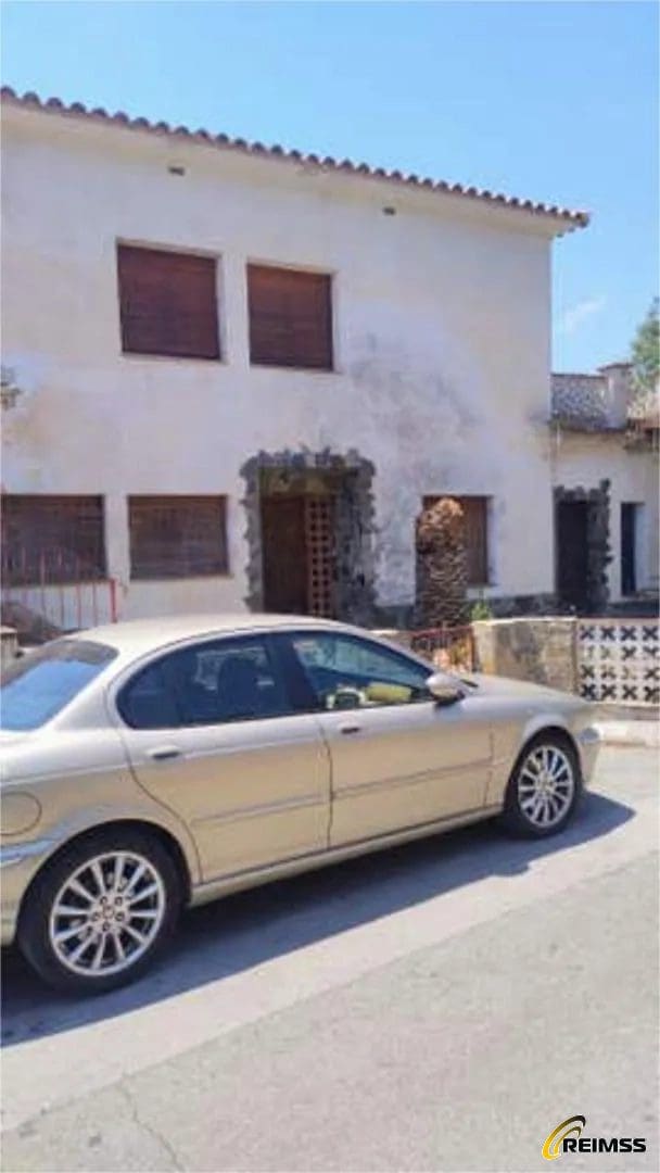6 bedroom Villa for sale in Santa Cristina d'Aro - € 451,000 (Ref: 9971714)