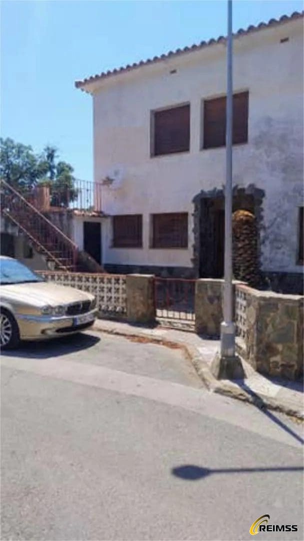 6 bedroom Villa for sale in Santa Cristina d'Aro - € 451,000 (Ref: 9971714)