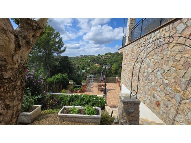 5 sypialnia Willa na sprzedaż w Urbanitzacions del Nord, Lloret de Mar z basenem garażem - 375 000 € (Ref: 9975814)
