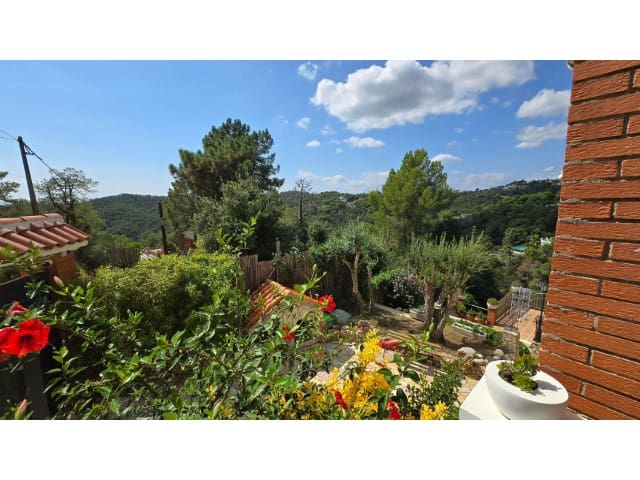 5 sypialnia Willa na sprzedaż w Urbanitzacions del Nord, Lloret de Mar z basenem garażem - 375 000 € (Ref: 9975814)
