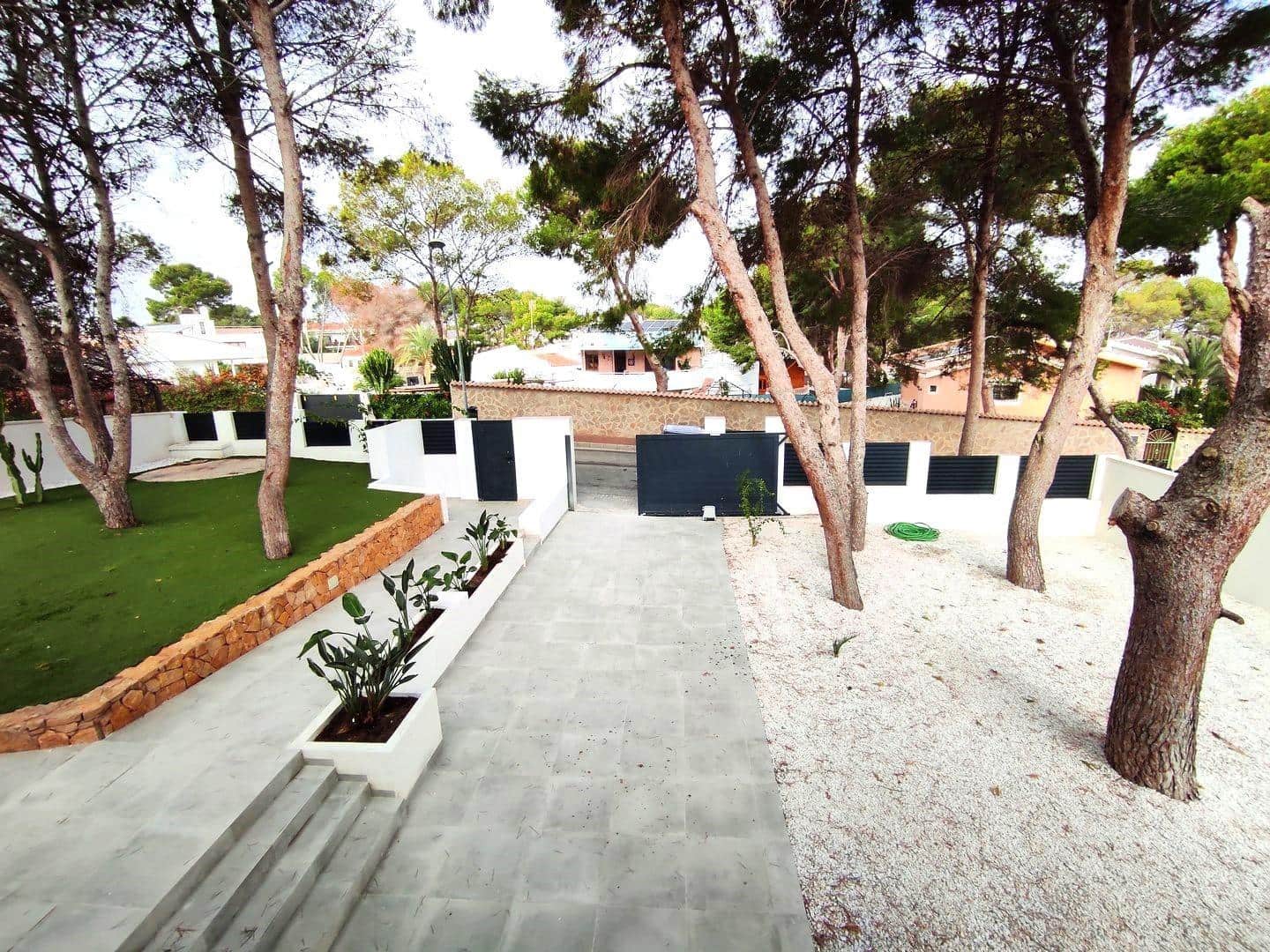 4 slaapkamer Villa te koop in Torrevieja met zwembad garage - € 995.000 (Ref: 8683989)