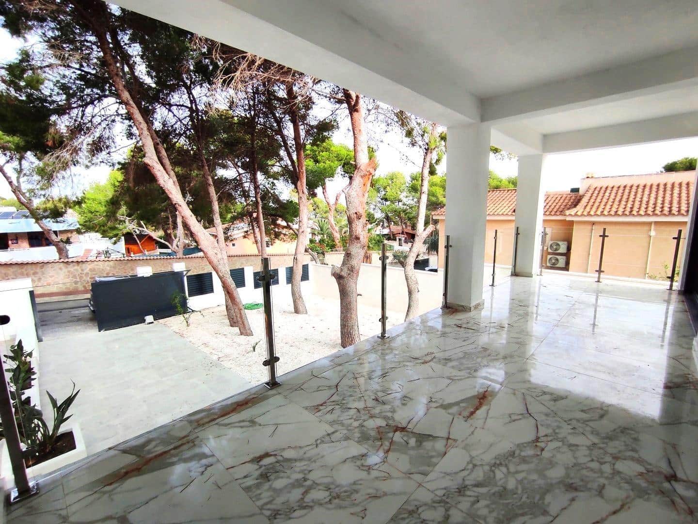 4 slaapkamer Villa te koop in Torrevieja met zwembad garage - € 995.000 (Ref: 8683989)