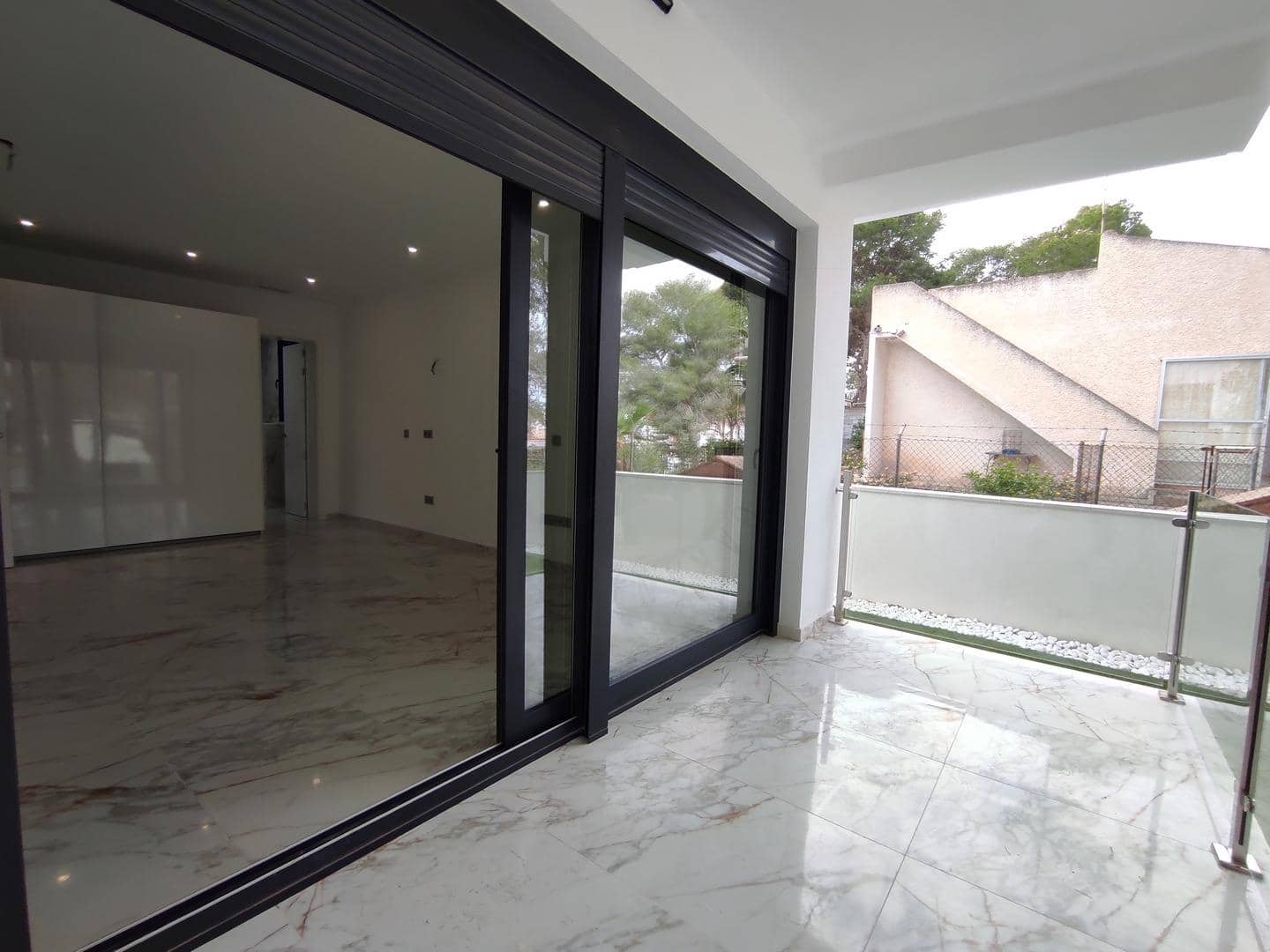 4 slaapkamer Villa te koop in Torrevieja met zwembad garage - € 995.000 (Ref: 8683989)