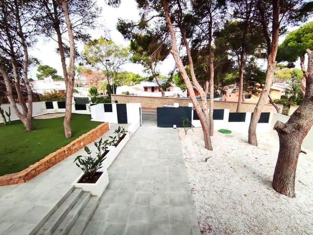 4 makuuhuone Huvila myytävänä paikassa Los Balcones - Los Altos, Torrevieja mukana uima-altaan 
autotalli - 995 000 € (Ref: 8683989)