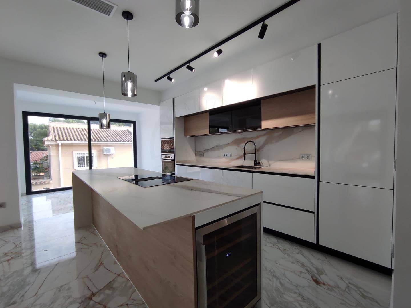 4 slaapkamer Villa te koop in Torrevieja met zwembad garage - € 995.000 (Ref: 8683989)