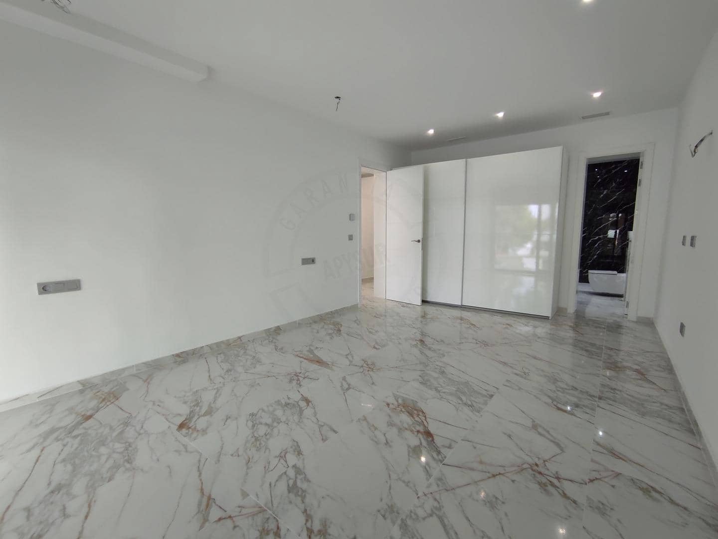 4 slaapkamer Villa te koop in Torrevieja met zwembad garage - € 995.000 (Ref: 8683989)