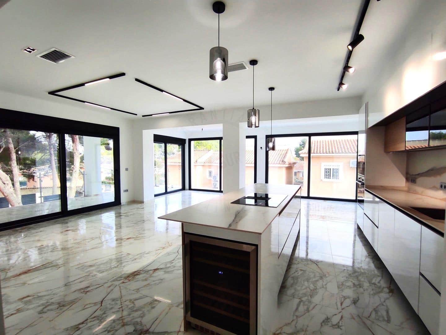 4 slaapkamer Villa te koop in Torrevieja met zwembad garage - € 995.000 (Ref: 8683989)