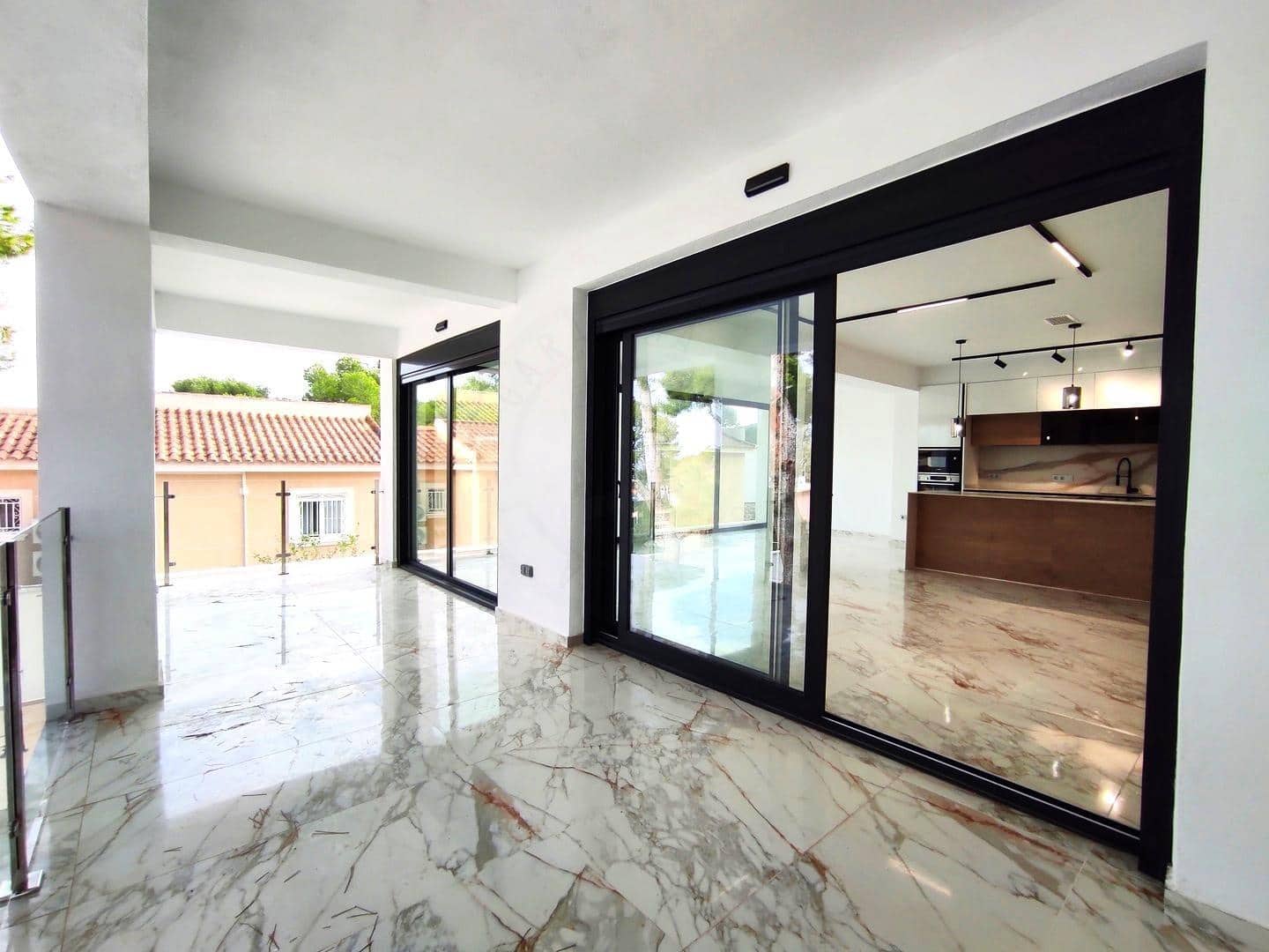 4 slaapkamer Villa te koop in Torrevieja met zwembad garage - € 995.000 (Ref: 8683989)