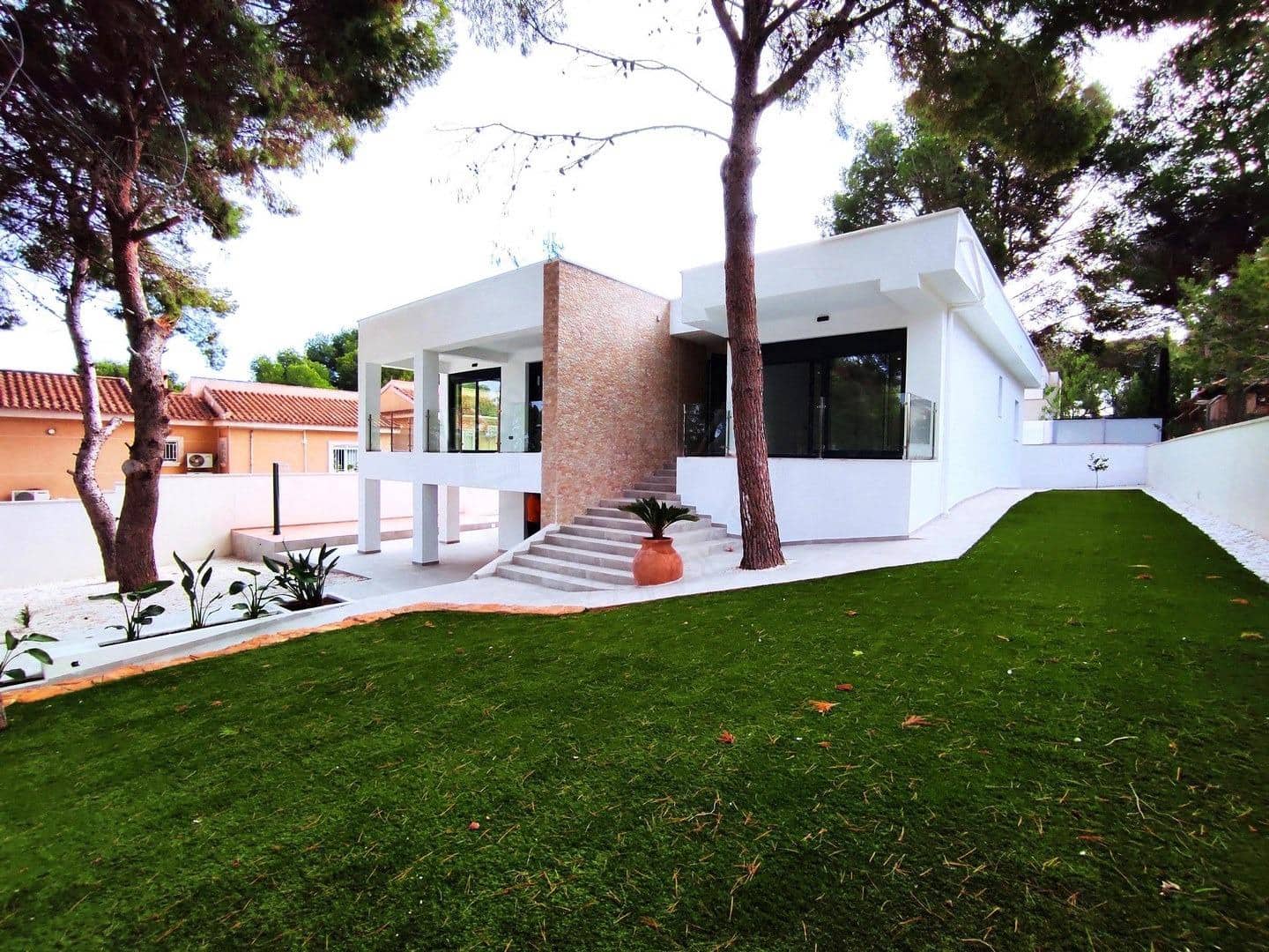 4 slaapkamer Villa te koop in Torrevieja met zwembad garage - € 995.000 (Ref: 8683989)