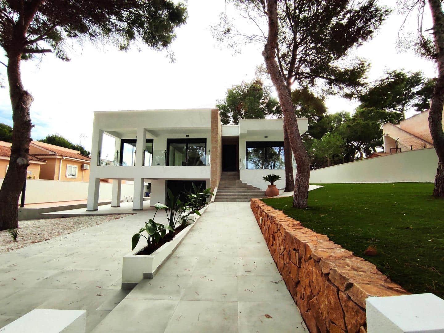 4 slaapkamer Villa te koop in Torrevieja met zwembad garage - € 995.000 (Ref: 8683989)