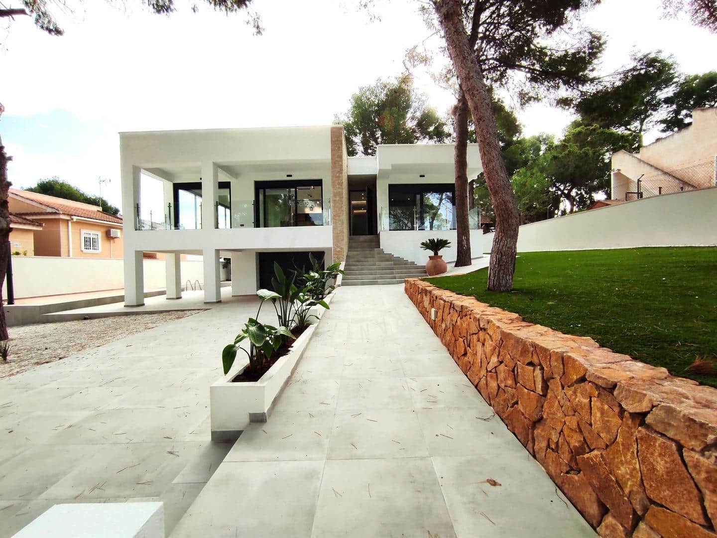 4 slaapkamer Villa te koop in Torrevieja met zwembad garage - € 995.000 (Ref: 8683989)