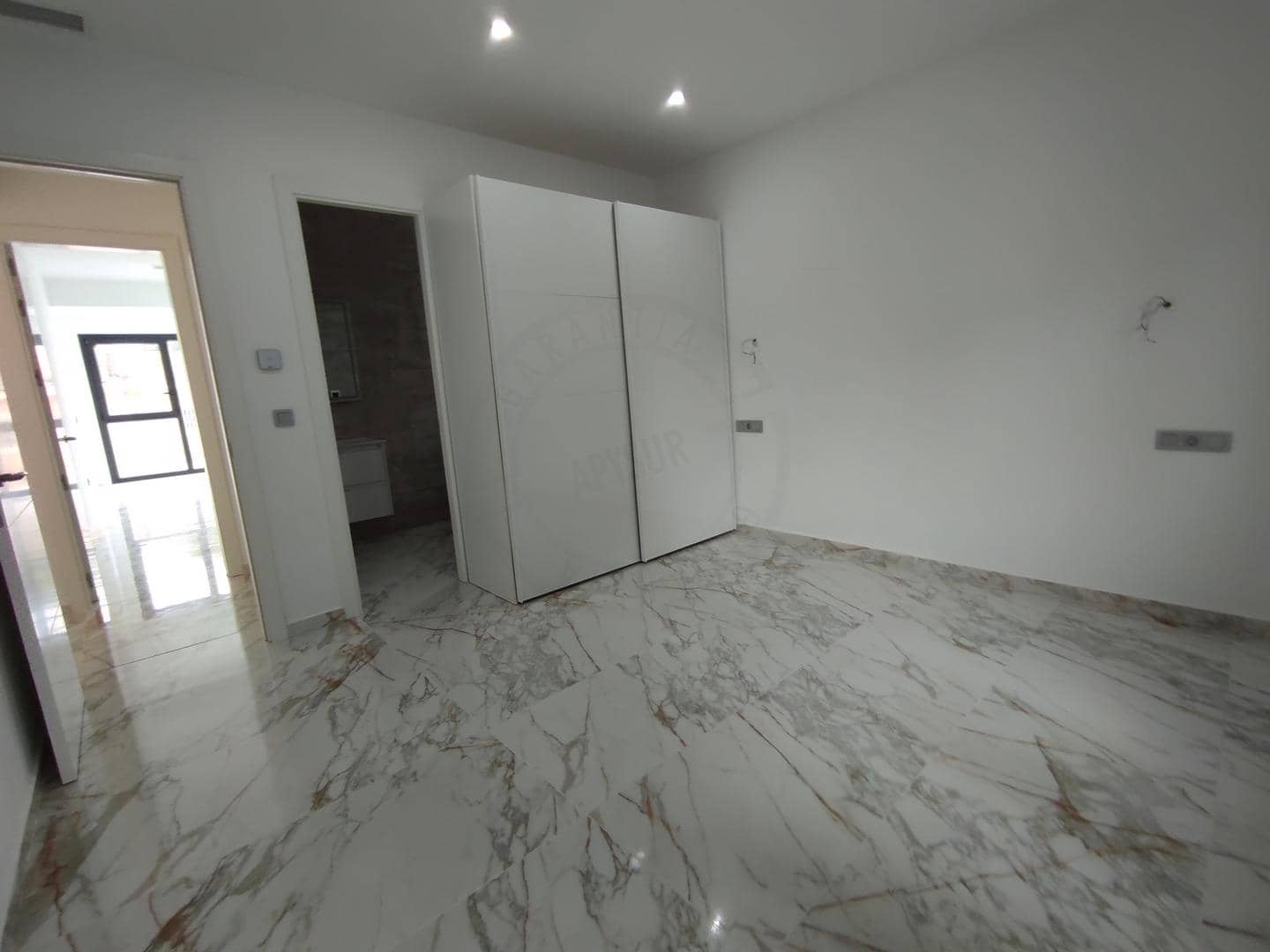 4 slaapkamer Villa te koop in Torrevieja met zwembad garage - € 995.000 (Ref: 8683989)