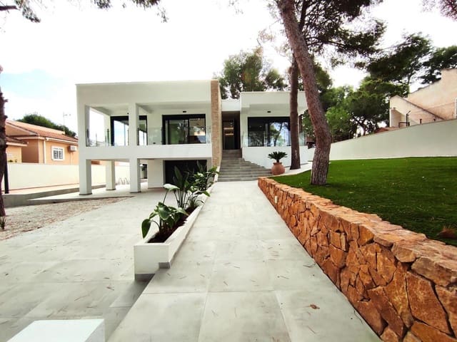 4 makuuhuone Huvila myytävänä paikassa Los Balcones - Los Altos, Torrevieja mukana uima-altaan 
autotalli - 995 000 € (Ref: 8683989)