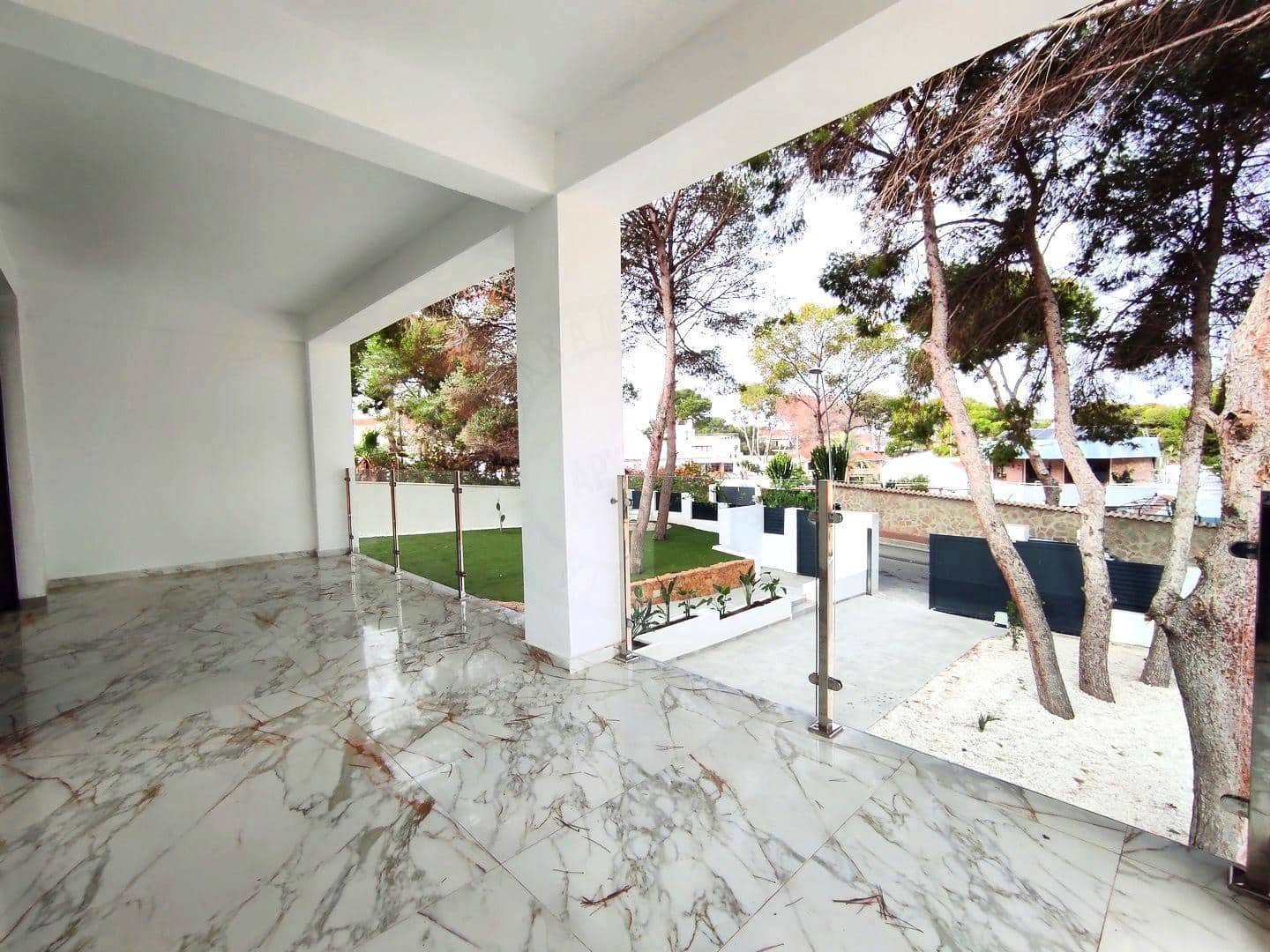 4 slaapkamer Villa te koop in Torrevieja met zwembad garage - € 995.000 (Ref: 8683989)