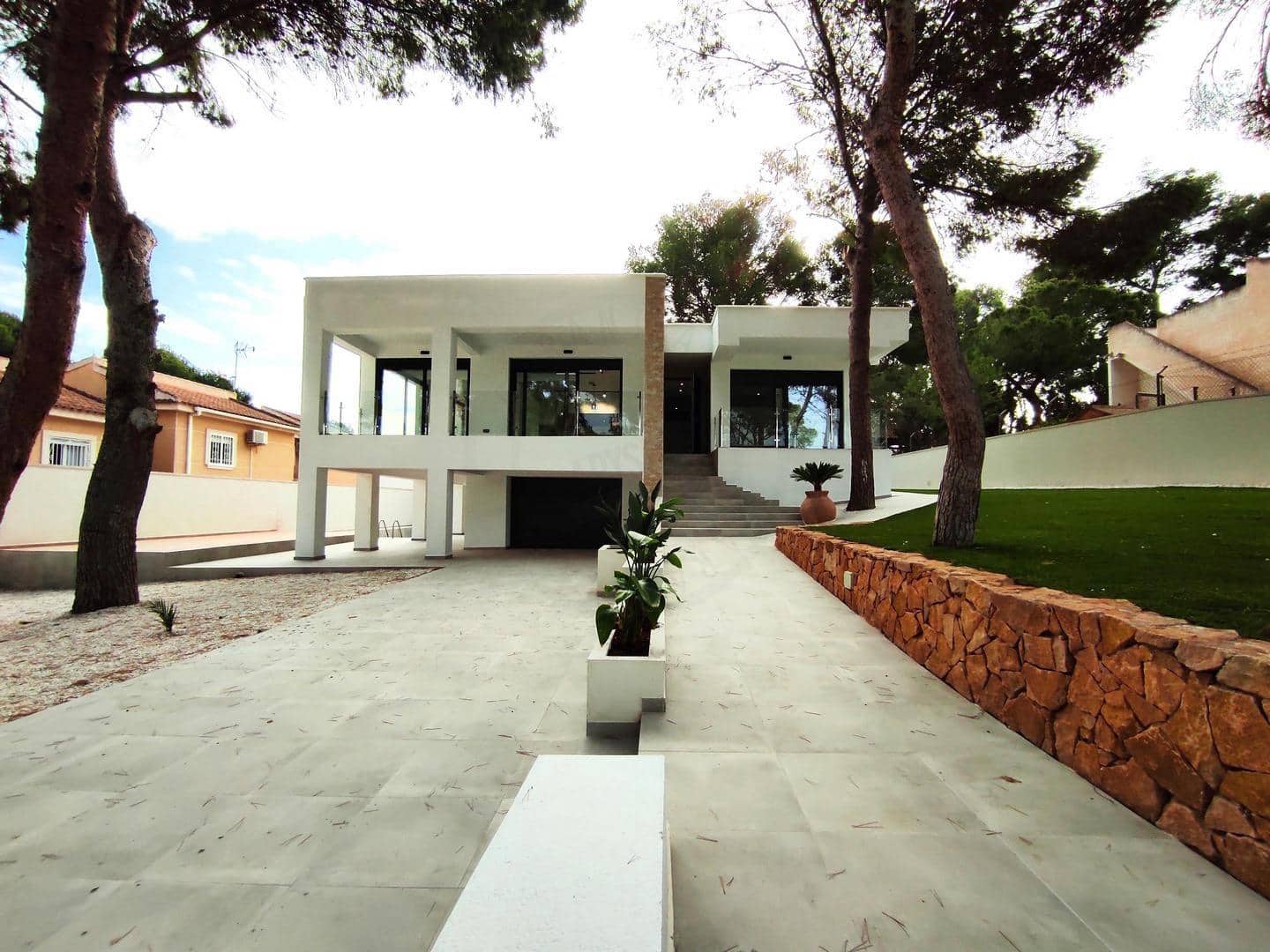 4 slaapkamer Villa te koop in Torrevieja met zwembad garage - € 995.000 (Ref: 8683989)