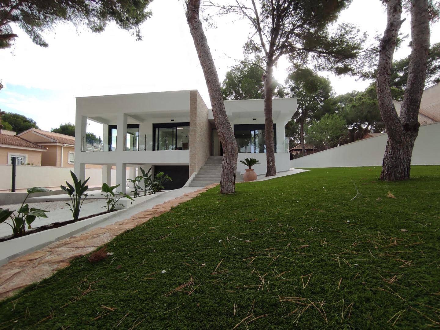 4 slaapkamer Villa te koop in Torrevieja met zwembad garage - € 995.000 (Ref: 8683989)