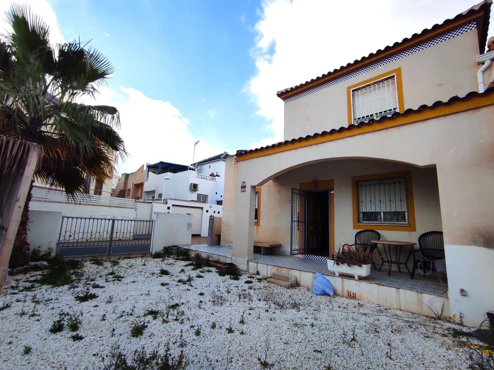 Pareado de 3 habitaciones en Torrevieja en venta con piscina - 217.500 € (Ref: 8806327)