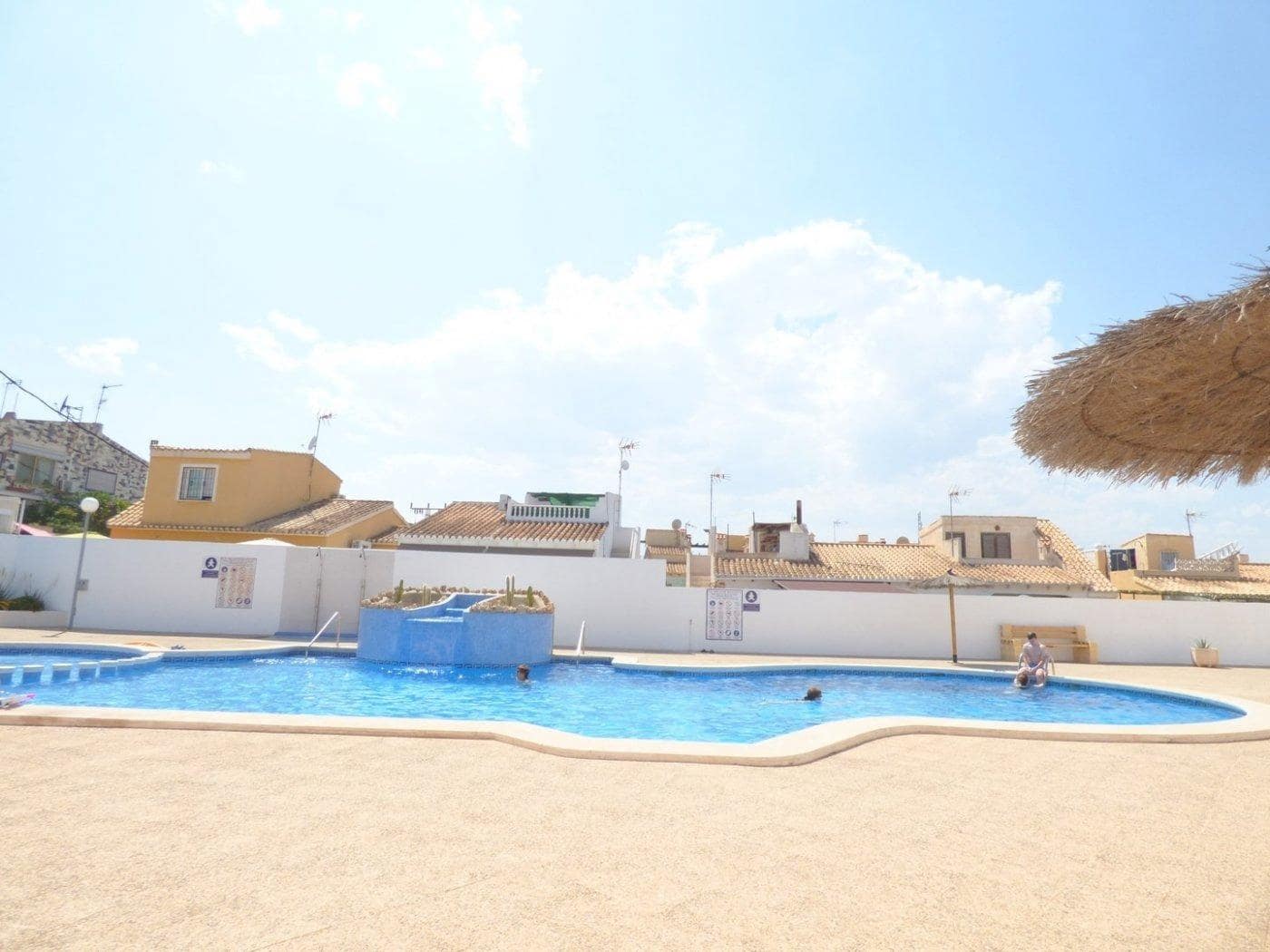3 sypialnia Dom blizniak na sprzedaż w Torrevieja z basenem - 217 500 € (Ref: 8806327)