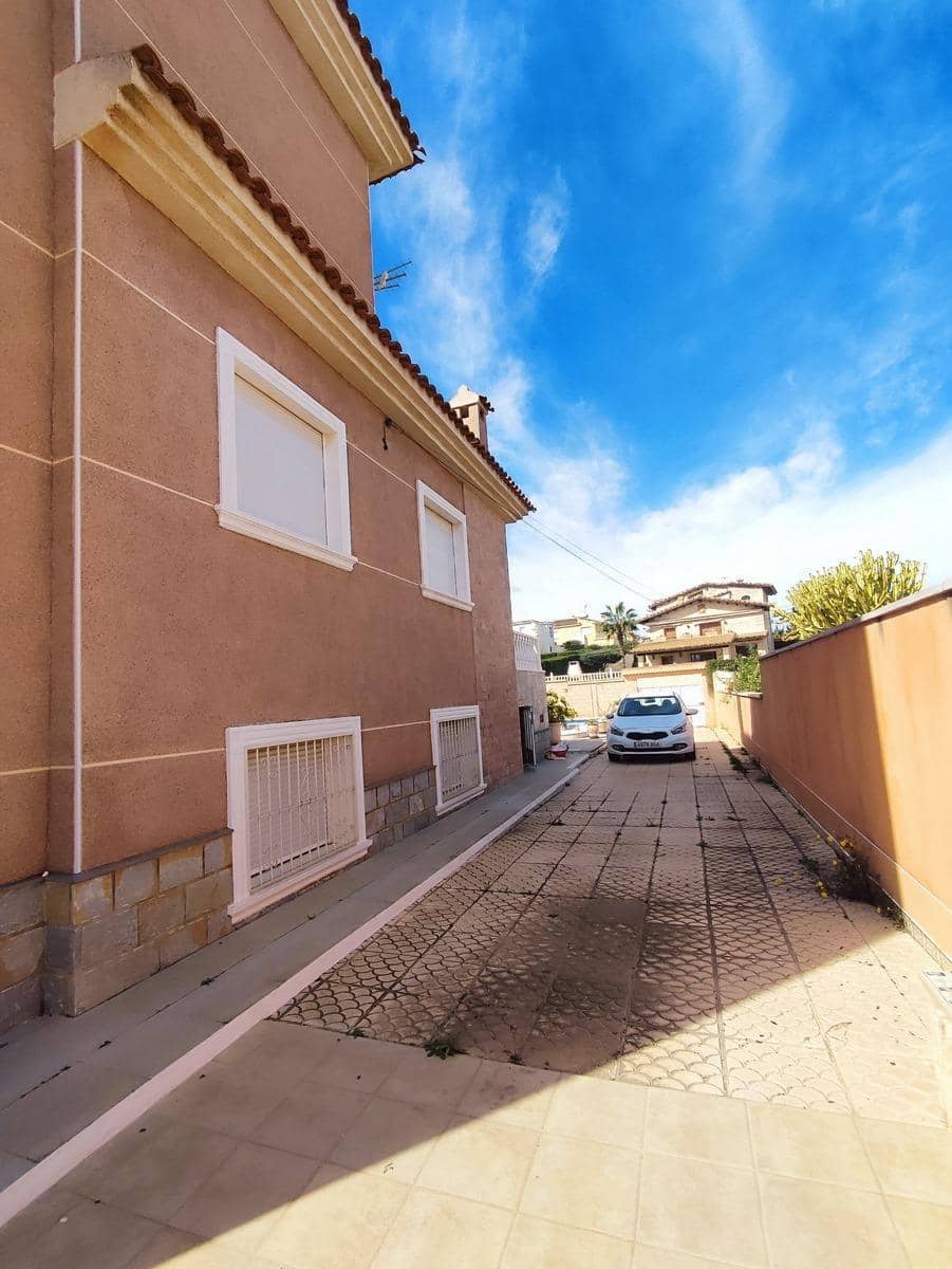 2 bedroom Villa for sale in Torrevieja with pool - € 780,000 (Ref: 8889197)