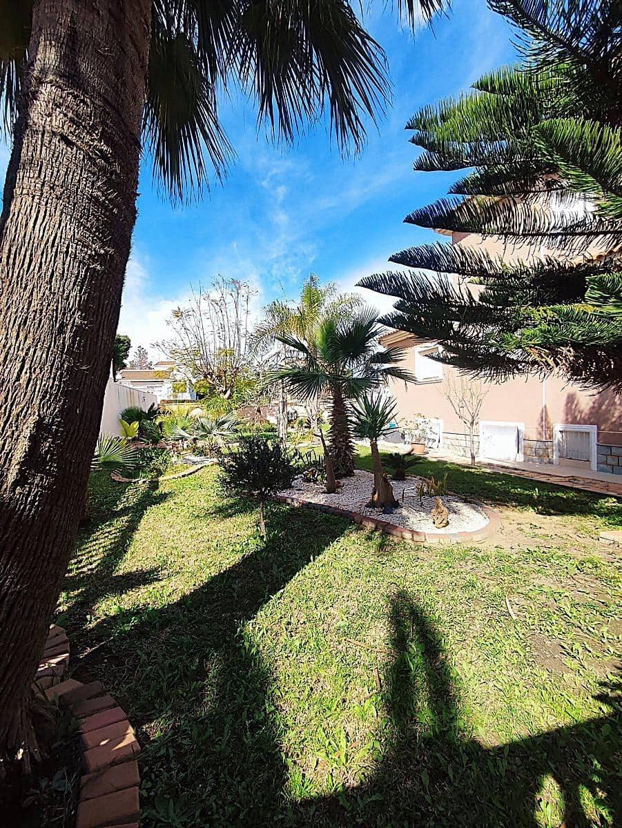 2 bedroom Villa for sale in Torrevieja with pool - € 780,000 (Ref: 8889197)