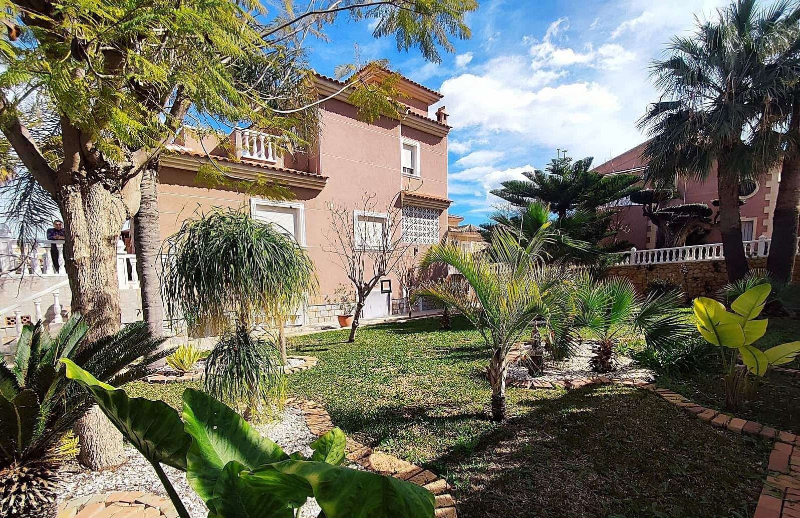 2 bedroom Villa for sale in Torrevieja with pool - € 780,000 (Ref: 8889197)