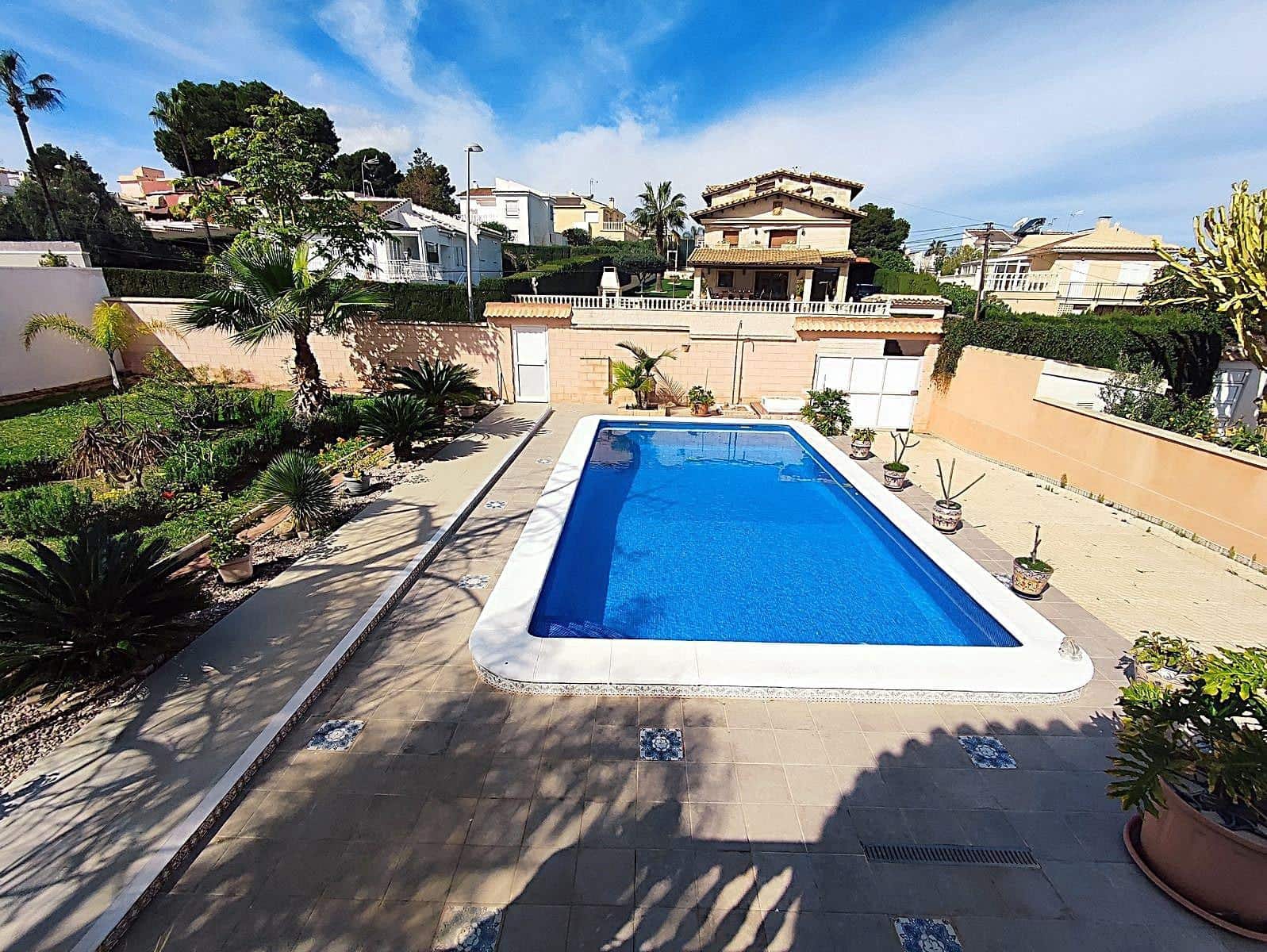 2 bedroom Villa for sale in Torrevieja with pool - € 780,000 (Ref: 8889197)