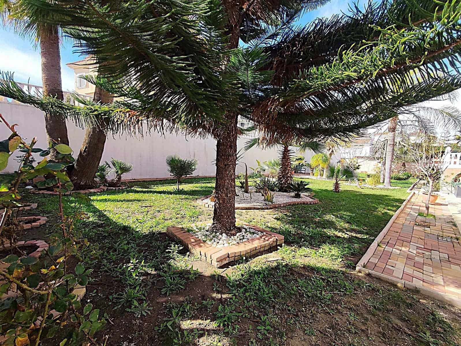 2 bedroom Villa for sale in Torrevieja with pool - € 780,000 (Ref: 8889197)