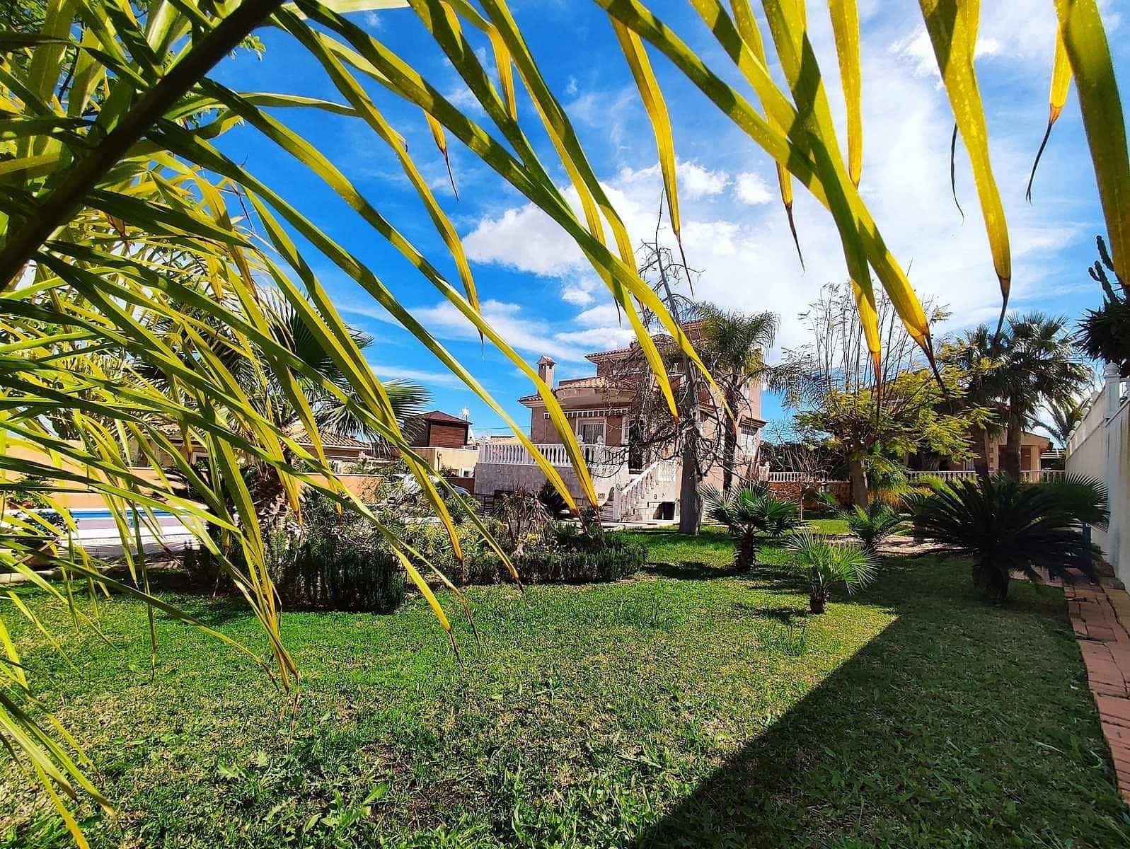 2 bedroom Villa for sale in Torrevieja with pool - € 780,000 (Ref: 8889197)