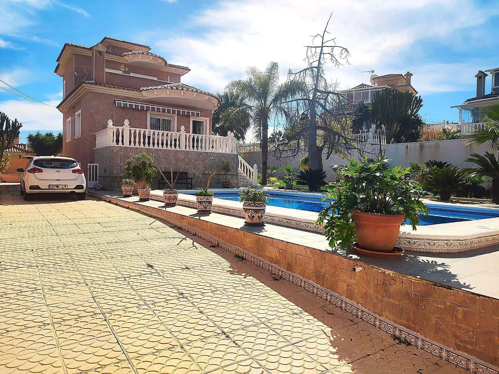 2 bedroom Villa for sale in Torrevieja with pool - € 780,000 (Ref: 8889197)