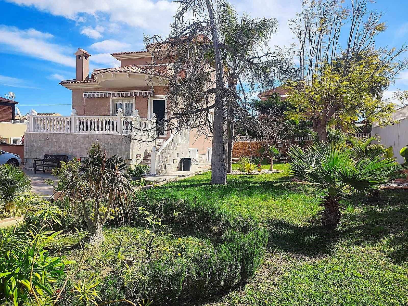 2 bedroom Villa for sale in Torrevieja with pool - € 780,000 (Ref: 8889197)