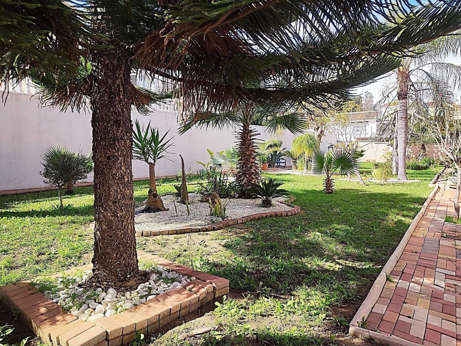 2 bedroom Villa for sale in Torrevieja with pool - € 780,000 (Ref: 8889197)