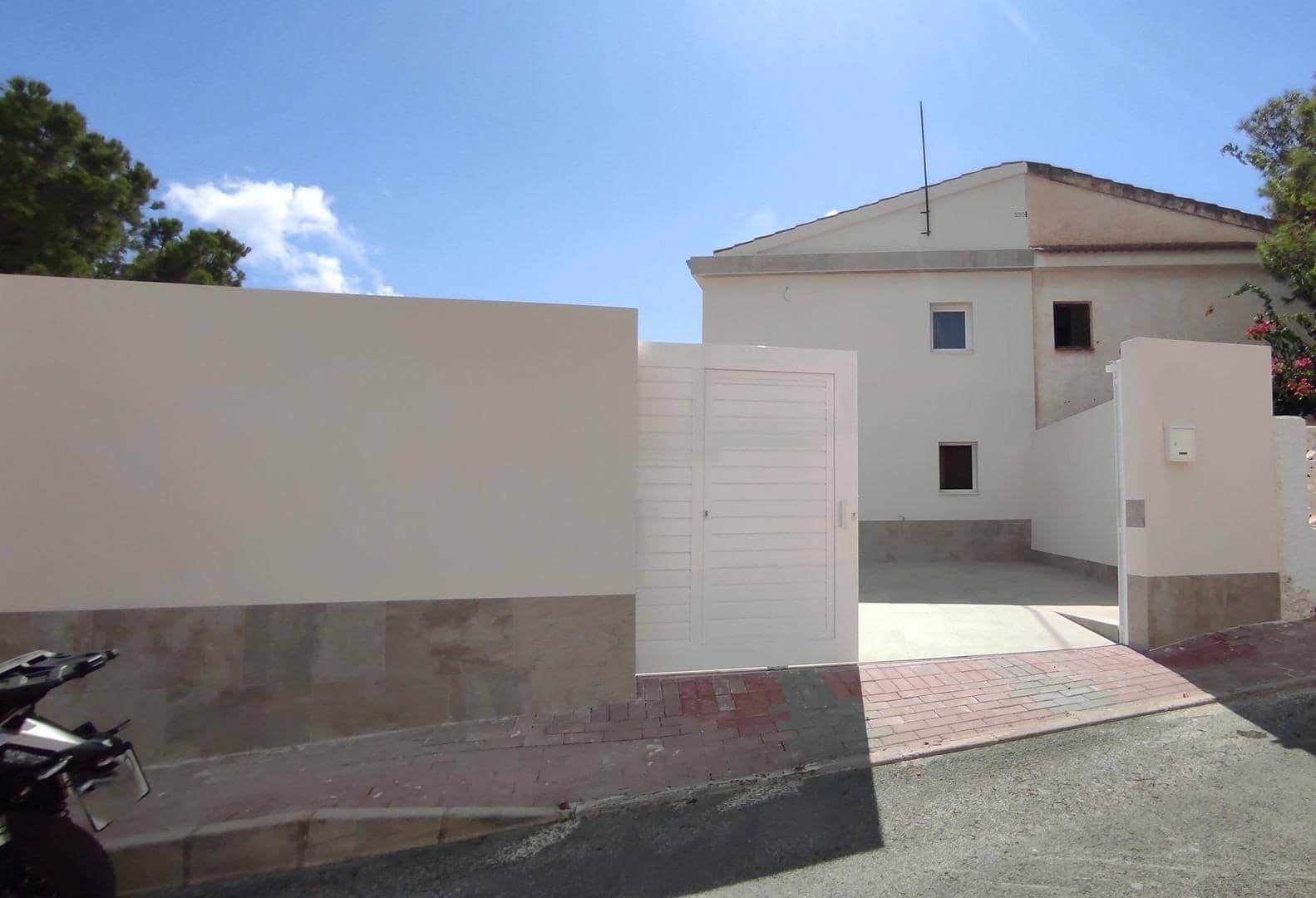 3 soverom Kjedet enebolig til salgs i Torrevieja med svømmebasseng - € 349 000 (Ref: 9240020)