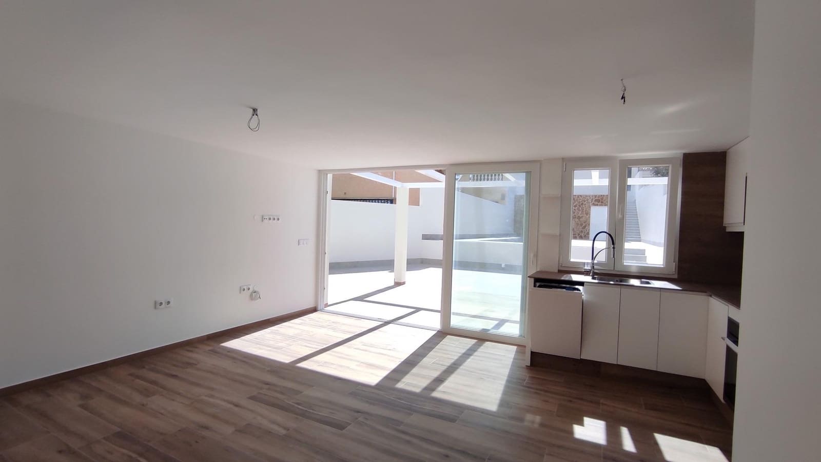 3 soverom Kjedet enebolig til salgs i Torrevieja med svømmebasseng - € 349 000 (Ref: 9240020)