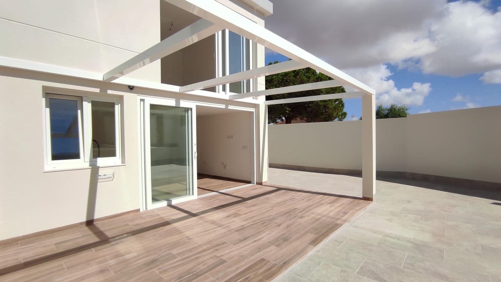 3 soverom Kjedet enebolig til salgs i Torrevieja med svømmebasseng - € 349 000 (Ref: 9240020)