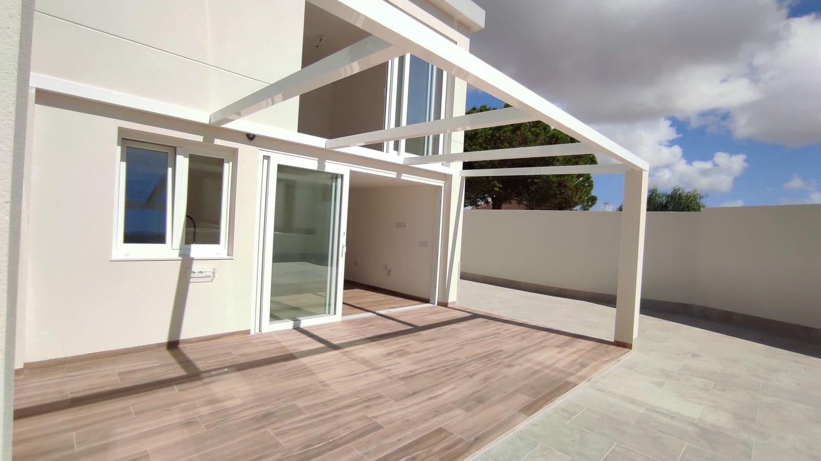 3 soverom Kjedet enebolig til salgs i Torrevieja med svømmebasseng - € 349 000 (Ref: 9240020)