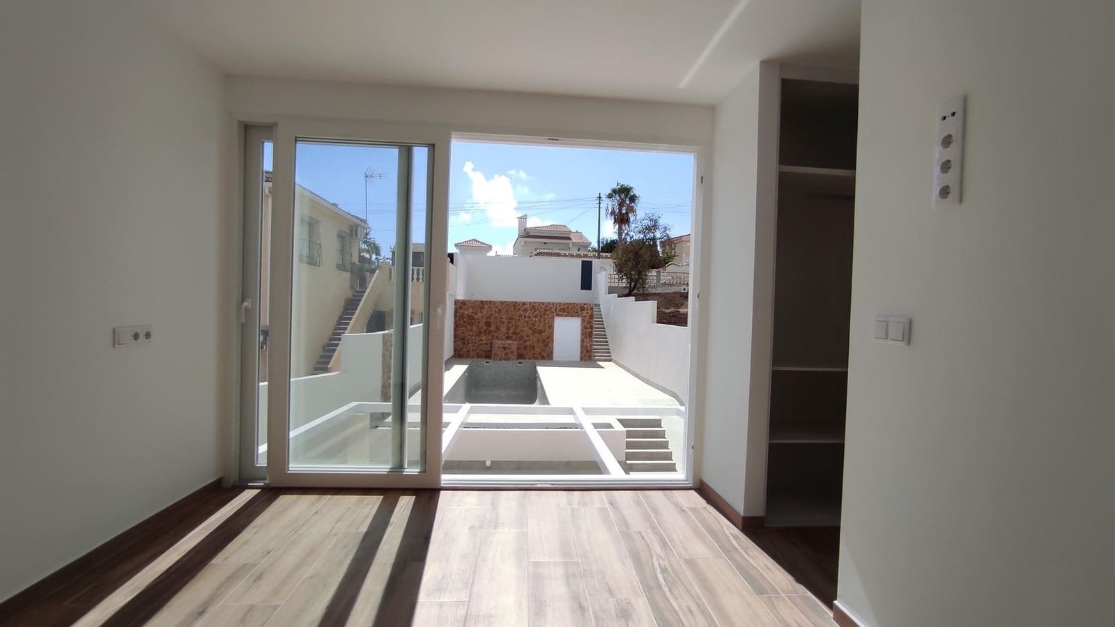 3 soverom Kjedet enebolig til salgs i Torrevieja med svømmebasseng - € 349 000 (Ref: 9240020)