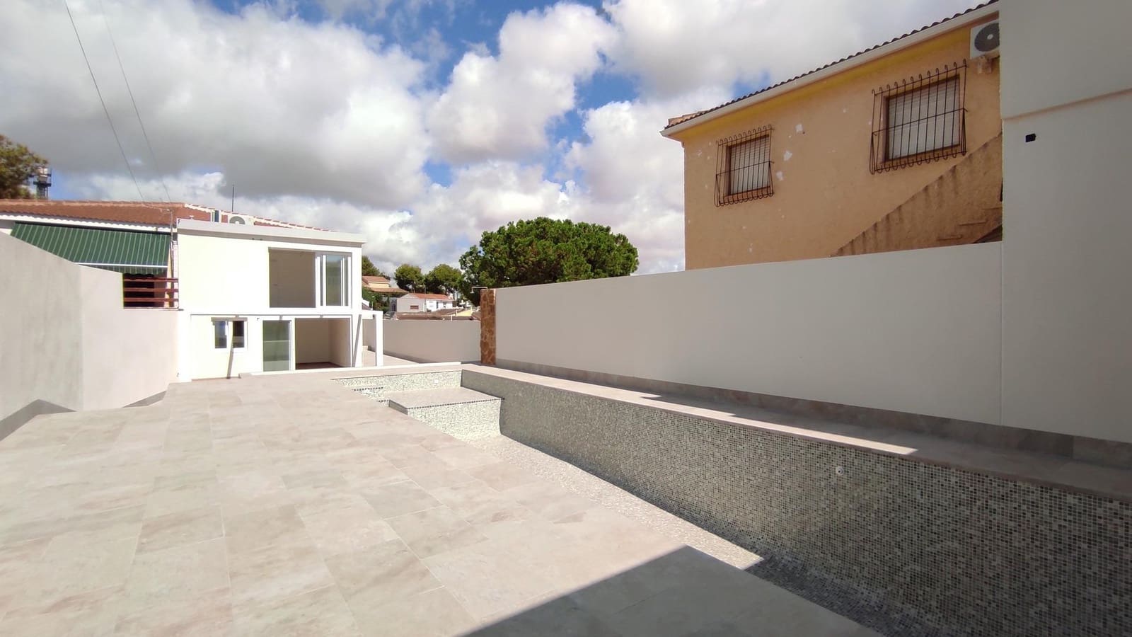 3 soverom Kjedet enebolig til salgs i Torrevieja med svømmebasseng - € 349 000 (Ref: 9240020)