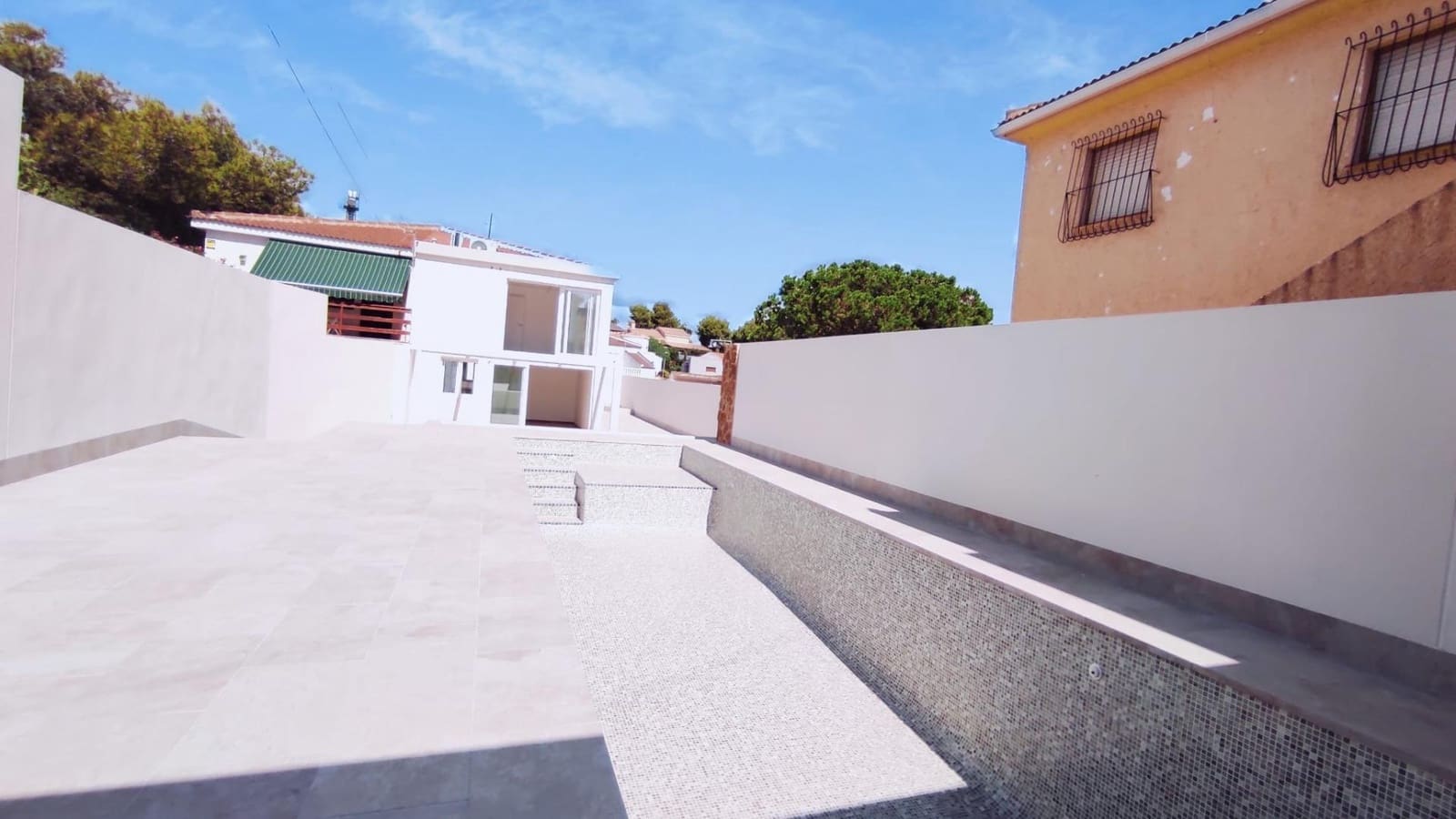 3 slaapkamer Halfvrijstaande villa te koop in Torrevieja met zwembad - € 349.000 (Ref: 9240020)