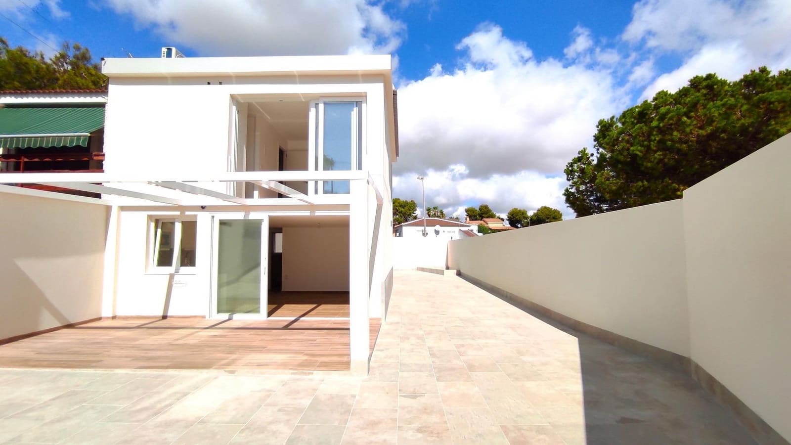 3 slaapkamer Halfvrijstaande villa te koop in Torrevieja met zwembad - € 349.000 (Ref: 9240020)