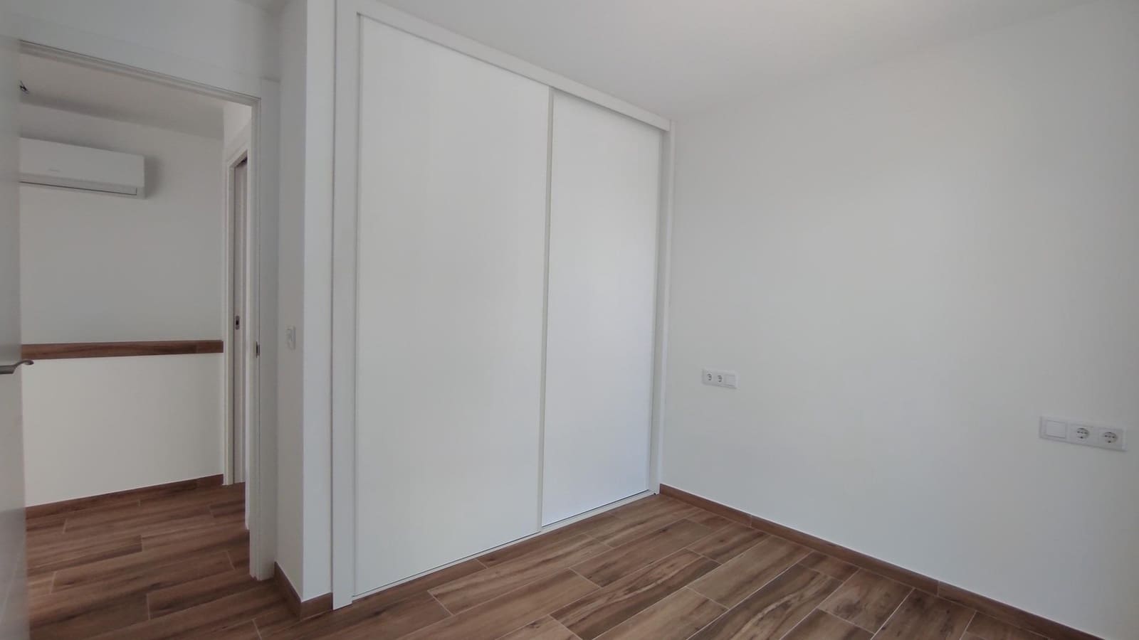 3 slaapkamer Halfvrijstaande villa te koop in Torrevieja met zwembad - € 349.000 (Ref: 9240020)