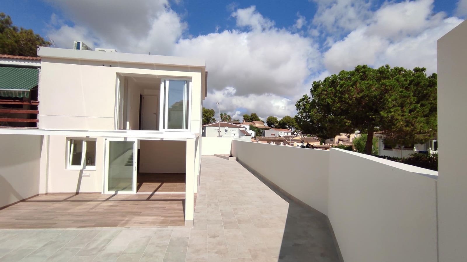 3 slaapkamer Halfvrijstaande villa te koop in Torrevieja met zwembad - € 349.000 (Ref: 9240020)