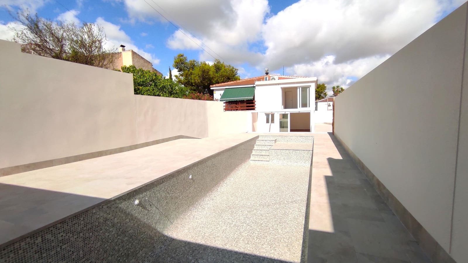 3 slaapkamer Halfvrijstaande villa te koop in Torrevieja met zwembad - € 349.000 (Ref: 9240020)