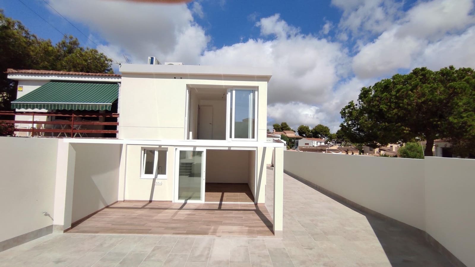 3 slaapkamer Halfvrijstaande villa te koop in Torrevieja met zwembad - € 349.000 (Ref: 9240020)