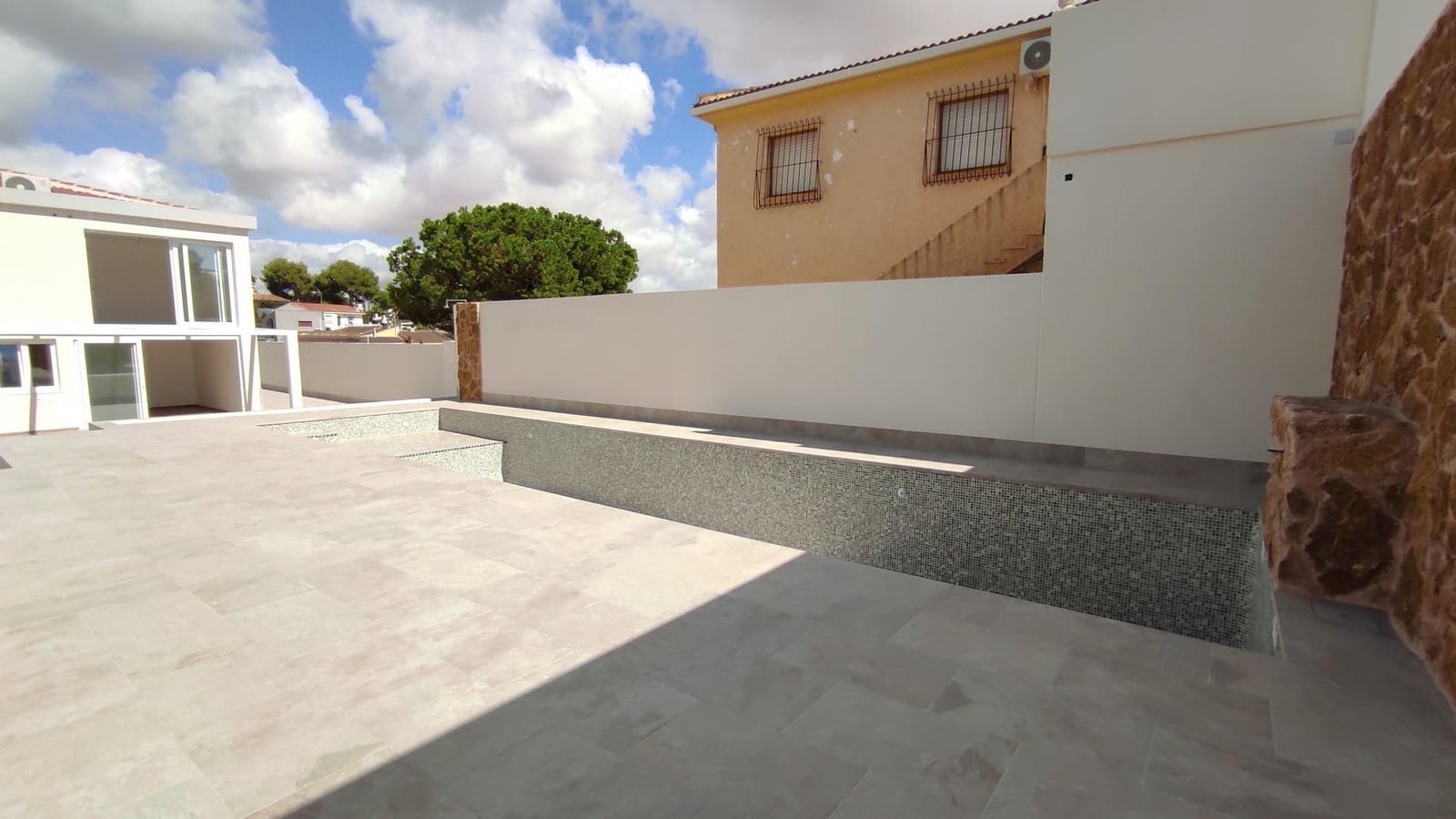 3 slaapkamer Halfvrijstaande villa te koop in Torrevieja met zwembad - € 349.000 (Ref: 9240020)
