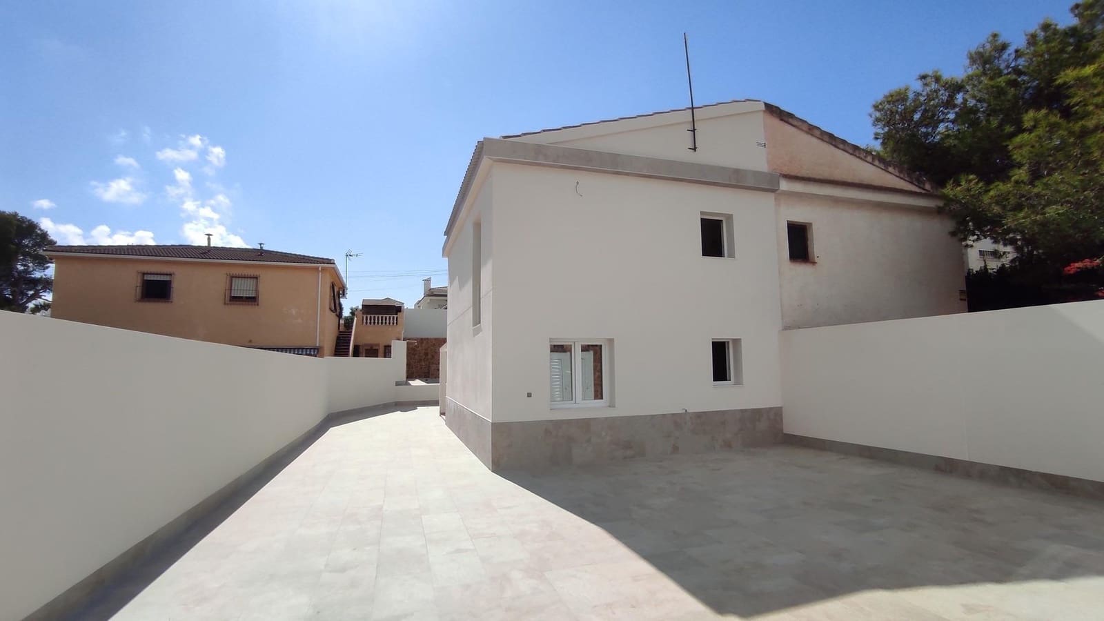 3 slaapkamer Halfvrijstaande villa te koop in Torrevieja met zwembad - € 349.000 (Ref: 9240020)
