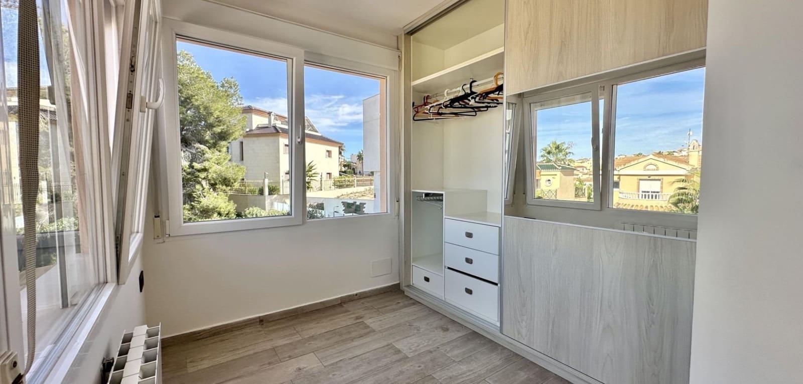 Chalet de 4 habitaciones en Orihuela Costa en venta - 299.900 € (Ref: 9387985)